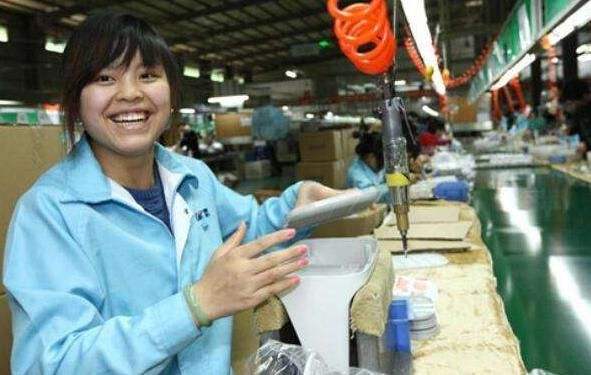 夾縫中的光 工廠生活里的隱形掙扎與微光職場心語